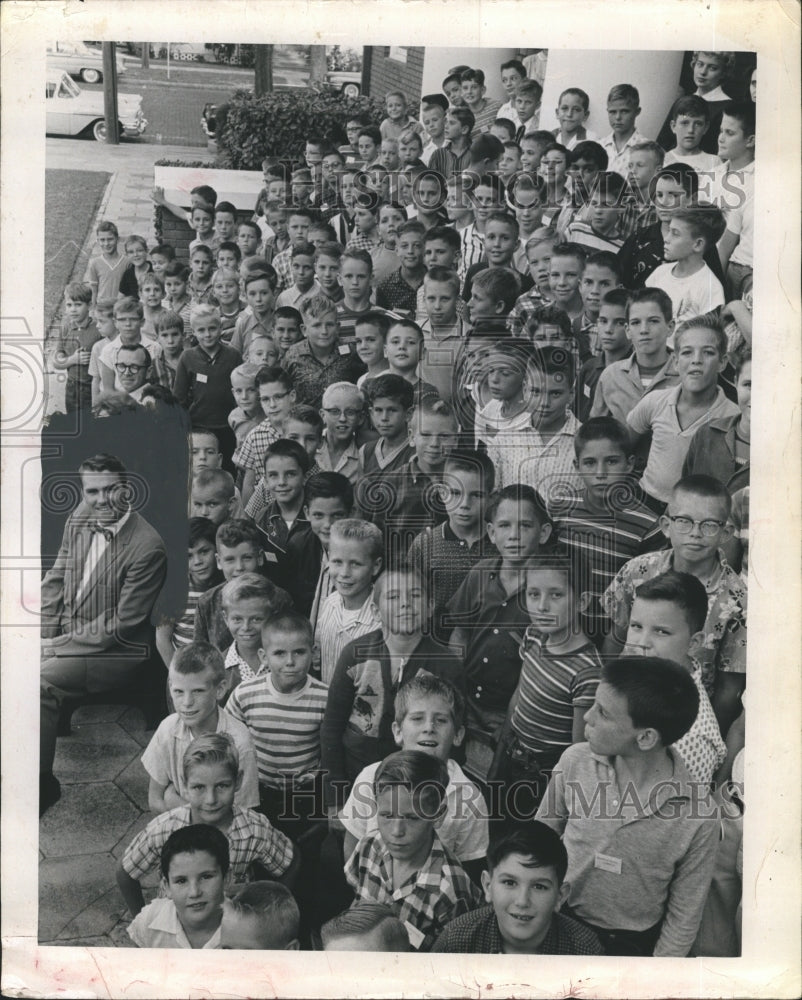 Press Photo Donald Mathis with a crowd of children. - Historic Images