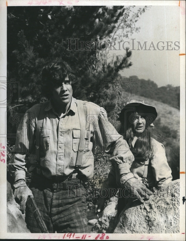 1971 Press Photo Tim Matheson & Belinda Montgomery in "Lock , Stock, and Barrel" - Historic Images