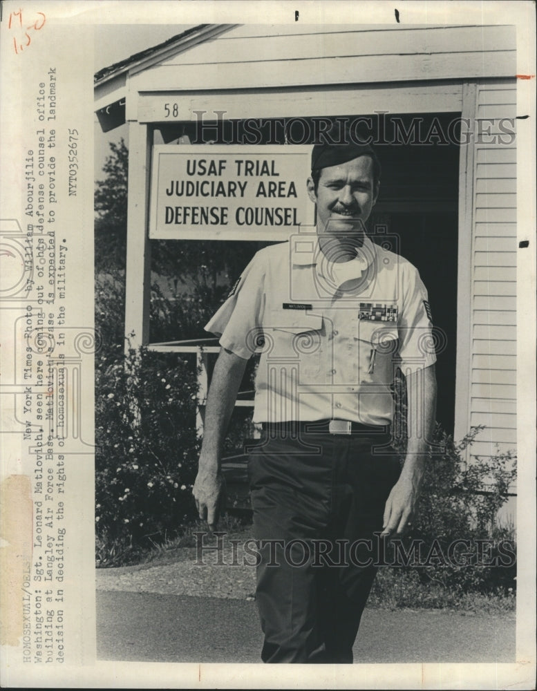 1982 Press Photo Sgt.Leonard Mathovich coming out of Defense Counsel Office. - Historic Images