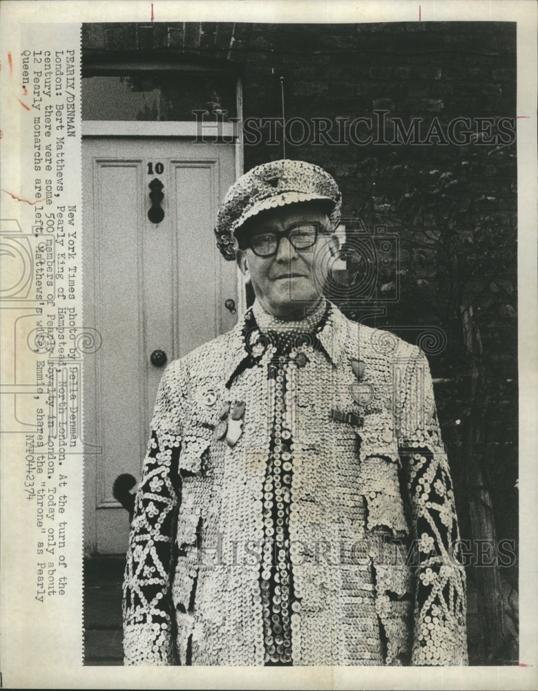 1974 Press Photo Bert Matthews wear royal cap and coat with pearl and buttons. - Historic Images