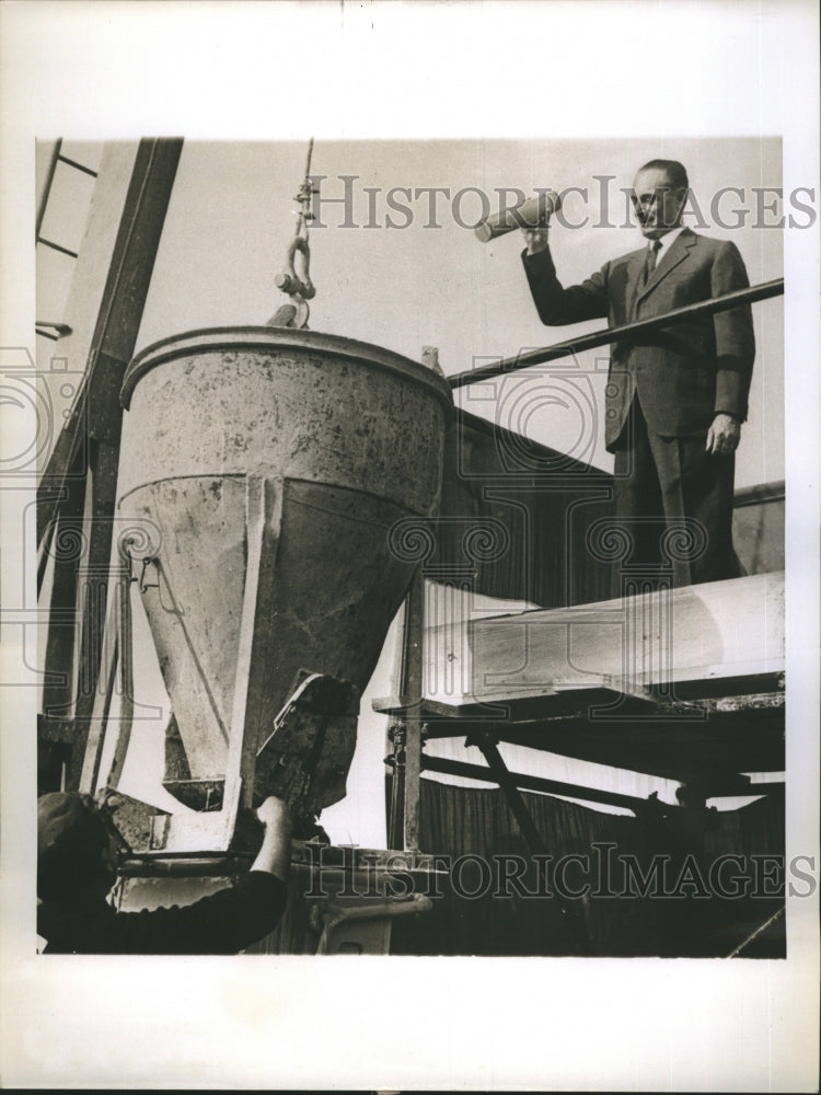 1962 Press Photo Enrico Mattel inaugurates an atomic power plant outside of Rome - Historic Images