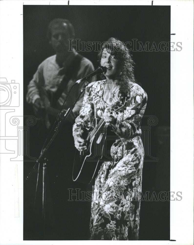 1991 Press Photo Kathy Mattea performing at a concert. - RSH38611 - Historic Images