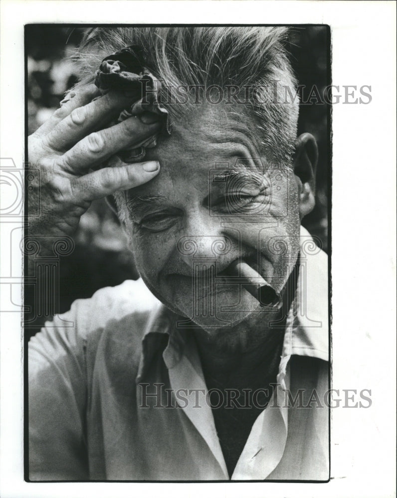 1980 Press Photo St. Petersburg's Joe Nicholas Takes Rest from Hot Work - Historic Images