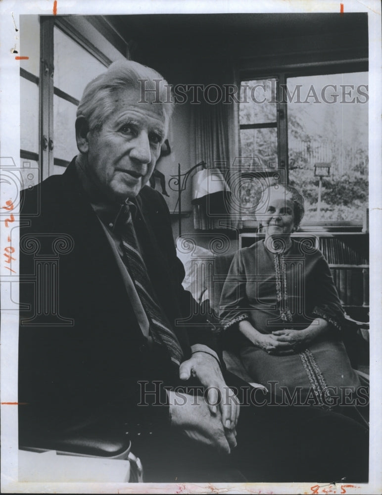 1976 Press Photo The Late Senator Paul Douglas and his wife Emily - Historic Images