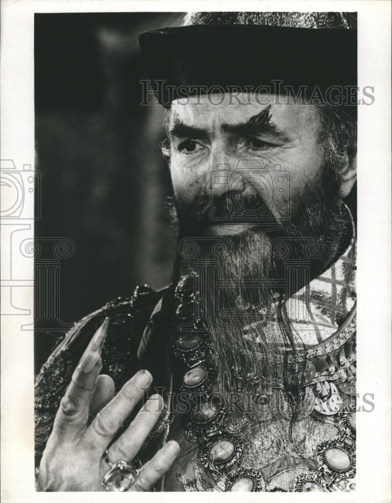 1968 Press Photo James Mason on &quot;The Smothers Brothers Comedy Hour&quot; - Historic Images