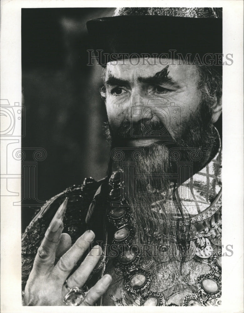 1968 Press Photo James Mason on "The Smothers Brothers Comedy Hour" - Historic Images