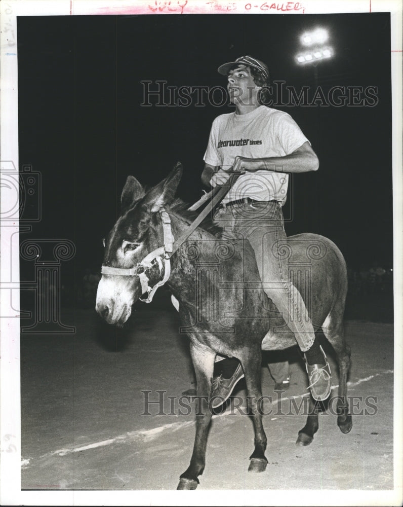 1980 Press Photo Reporter Steve Marquez playing donkyball for a fund raiser - Historic Images