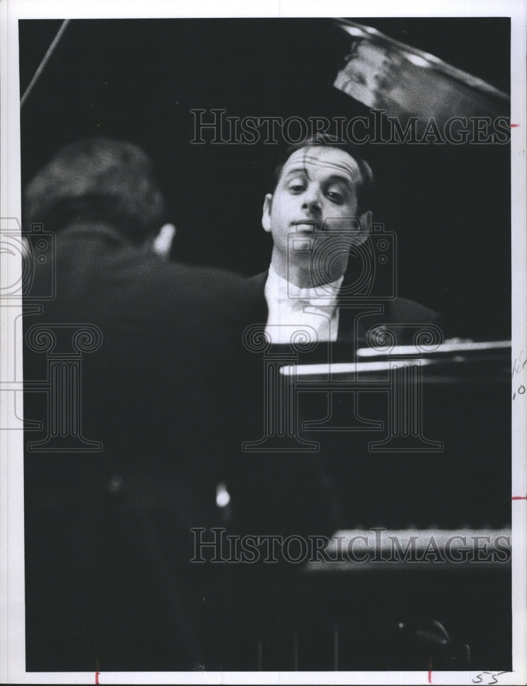 1968 Press Photo Musician Ronald Marlowe playing piano - Historic Images