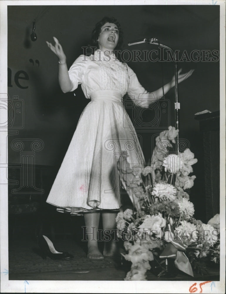 1957 Press Photo Renee Martz, singer. - RSH38923 - Historic Images