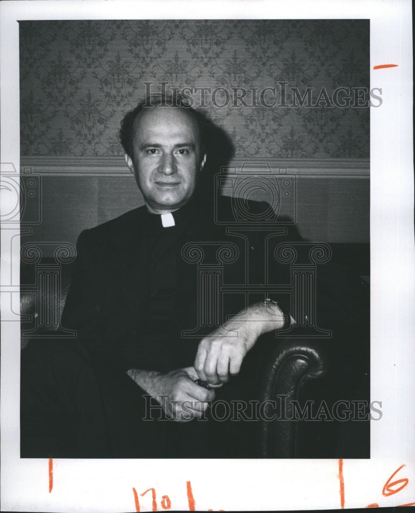 1974 Press Photo Bishop Lacovos relaxes in Clearwater - Historic Images