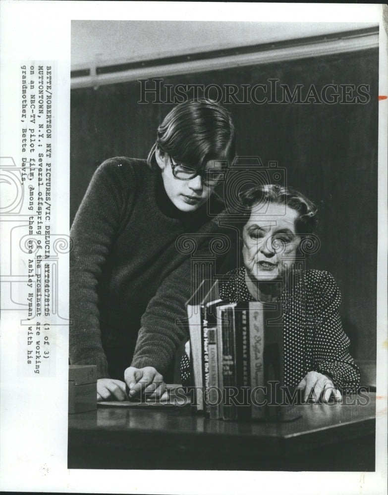 1981 Press Photo AshleyHyman(above) with his grand mother - Historic Images