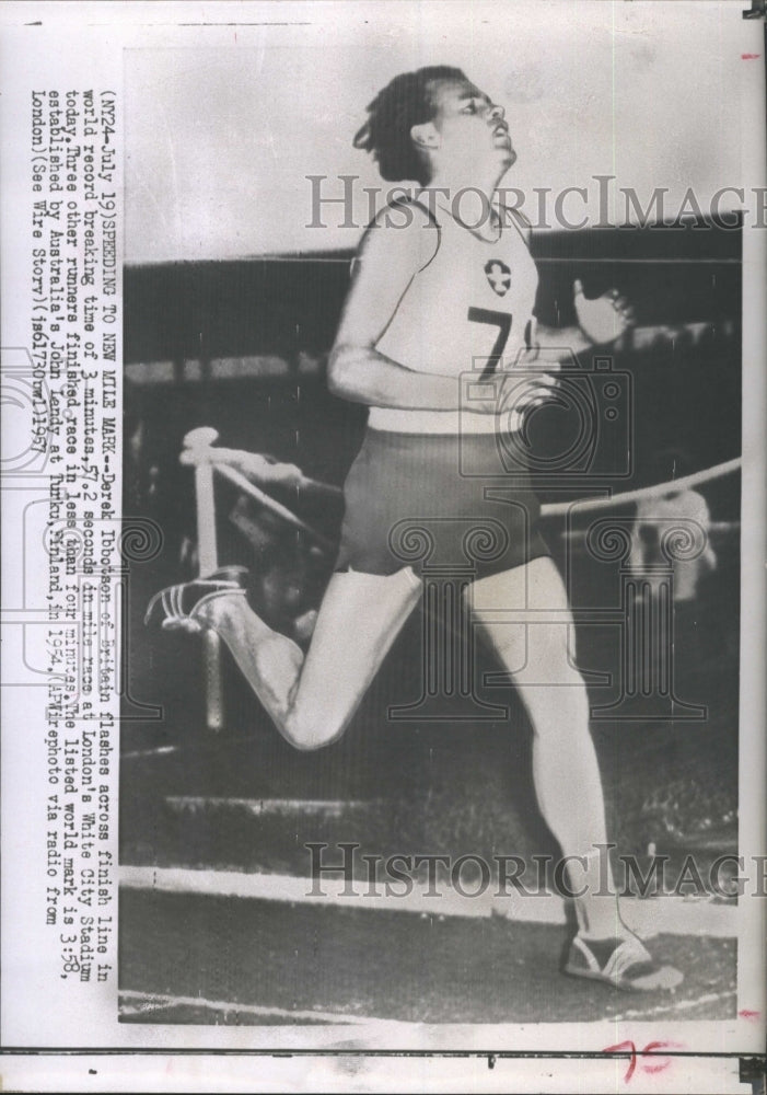 1957 Press Photo Runner Derek Ibbotson breaking world record in the mile race - Historic Images