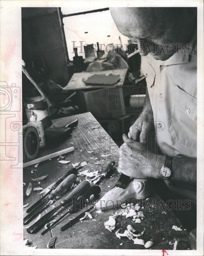 1967 Press Photo Artist David Hutchens shows off tools of his trade - Historic Images