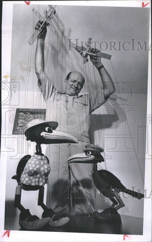 1967 Press Photo David Hutchens, a puppeteer with a duo of crows - RSH39203 - Historic Images