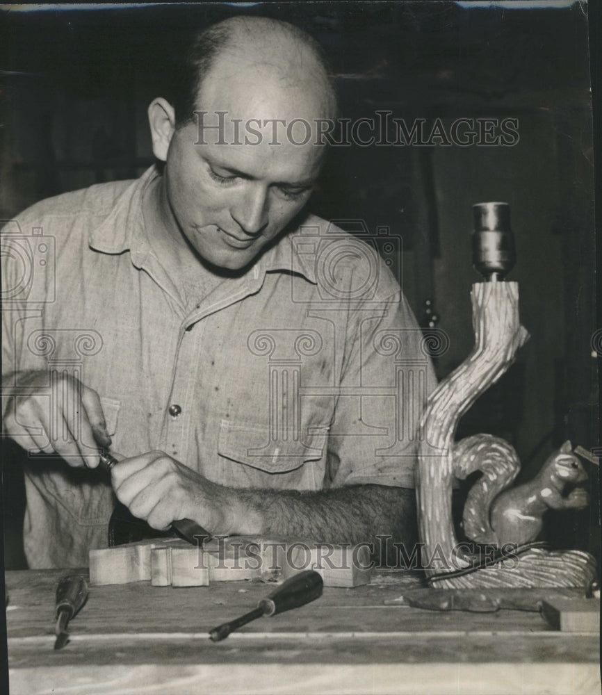 1946 Press Photo Merrill Hutchens, a woodcarver - Historic Images