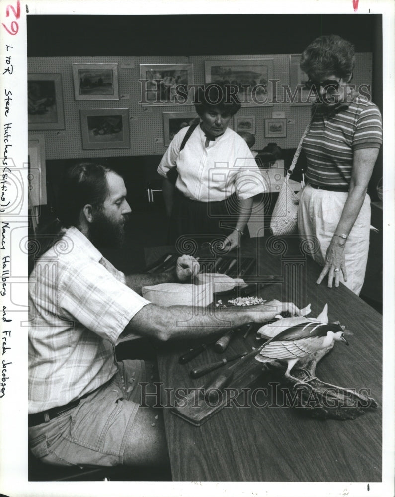 1986 Press Photo Steve Hutchens displays the art of woodcarving - RSH39207 - Historic Images