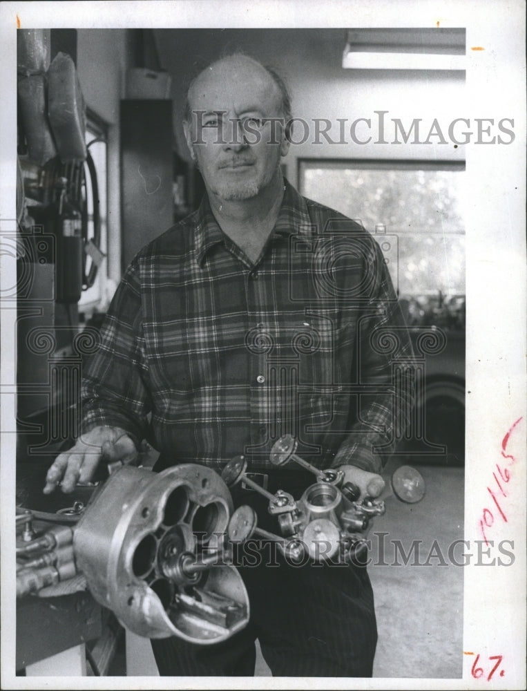 1971 Press Photo Inventor Bob Hyde displays a 5-Cylinder Wheel Power Unit - Historic Images