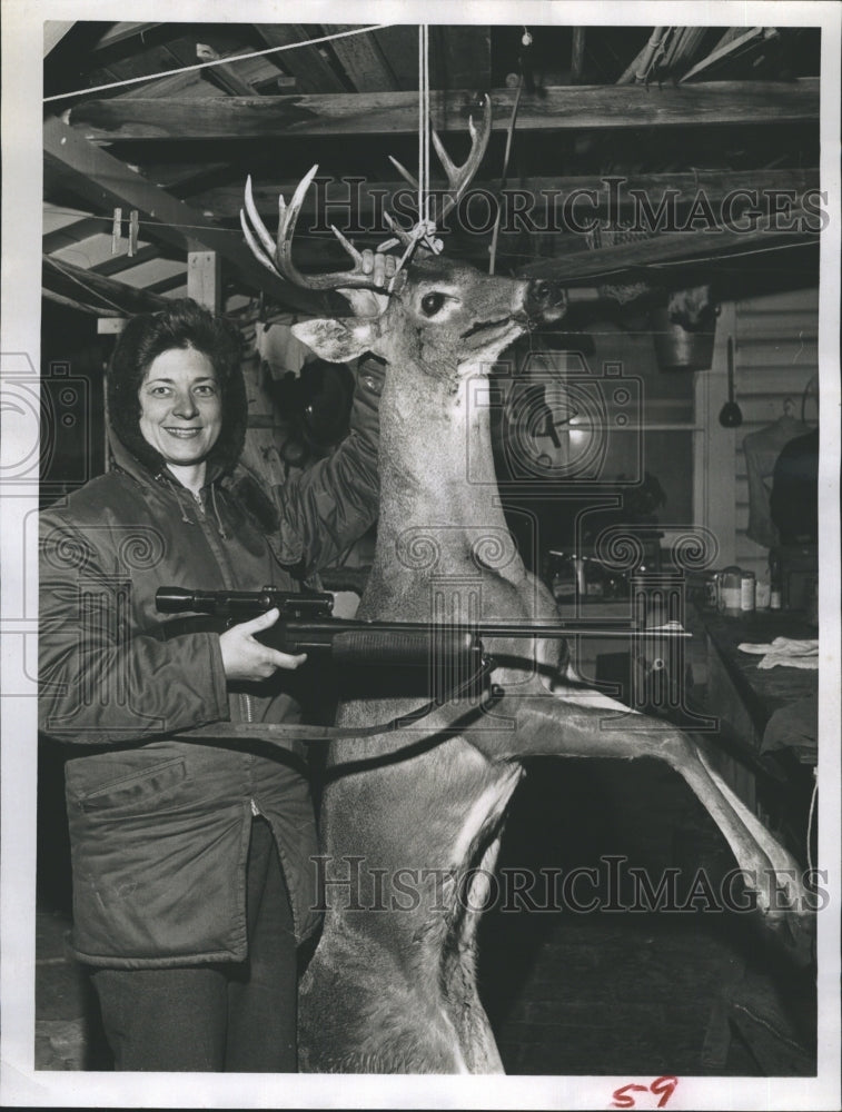 1960 Press Photo Mrs.Kitty hudson of St. Petersburg showing off buck - Historic Images