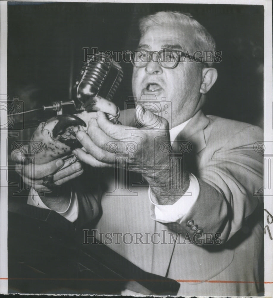 Press Photo Legis Rep Frank Marshburn, holding a stone crab - Historic Images