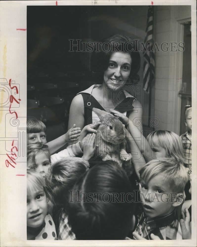 1967 Press Photo Mrs. Clyde Martin Giving Animal Lectures - Historic Images