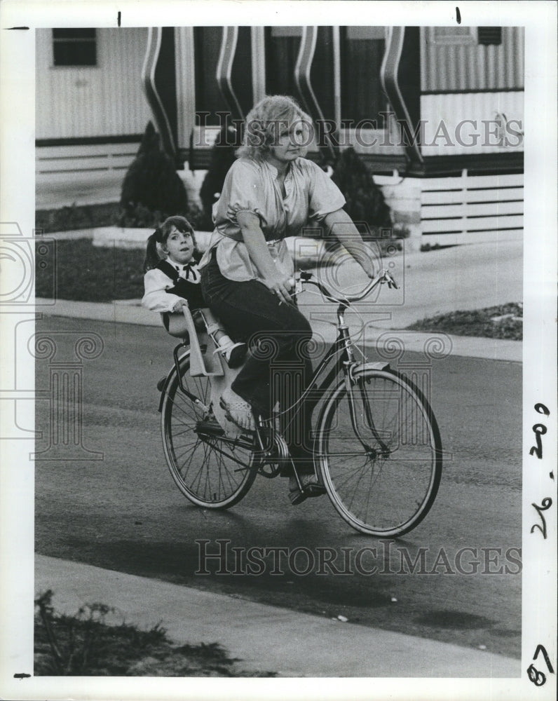 1981 Press Photo Shana Martin back seat driver to mother Sandi ob bicycle trips. - Historic Images