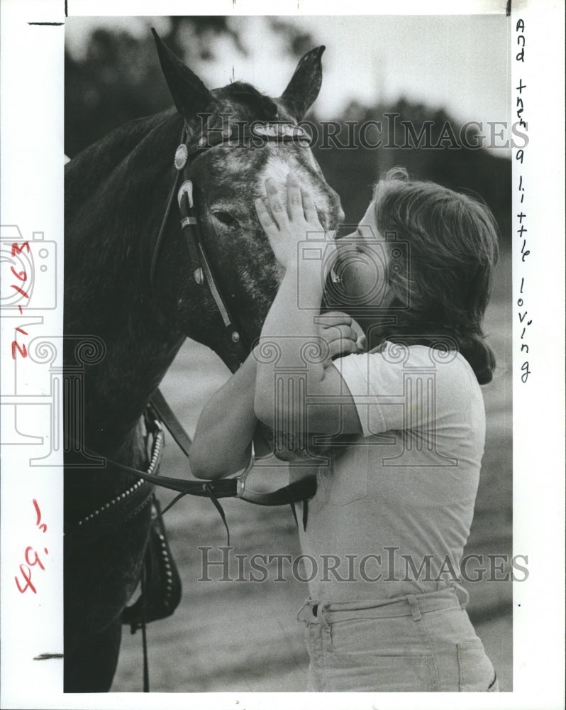 1982 Press Photo Tami Martin kiss her horse. - RSH39453 - Historic Images