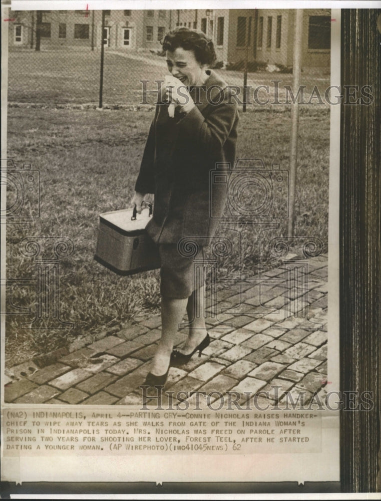 1962 Press Photo Mrs.Connie Martin tries as she walk away from prison. - Historic Images