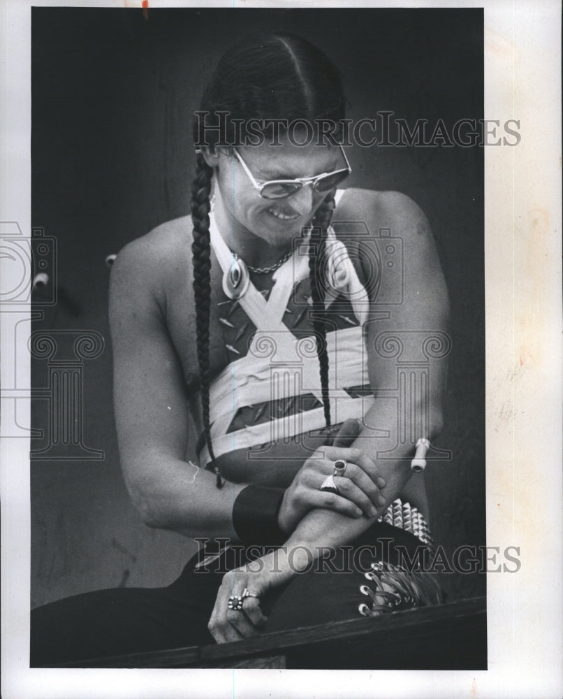 1976 Press Photo Stuntman Jim "Captain Ego" Neiman hit by a blowdart - Historic Images