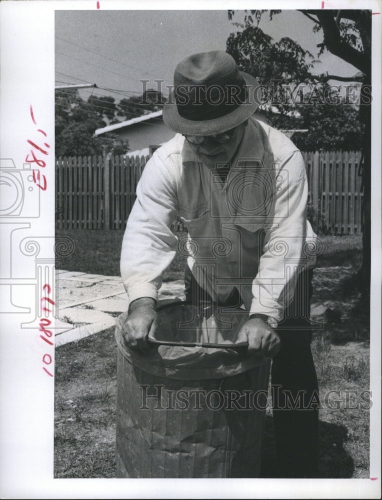 1973 Press Photo Frank Munro Trash Can Bag Holder - Historic Images