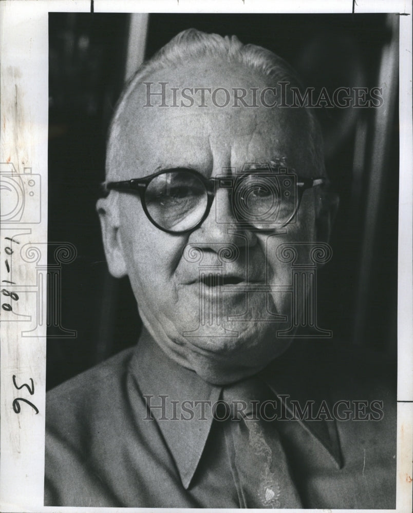 1973 Press Photo Frank Munro Inventor Trash Bag Holder - Historic Images