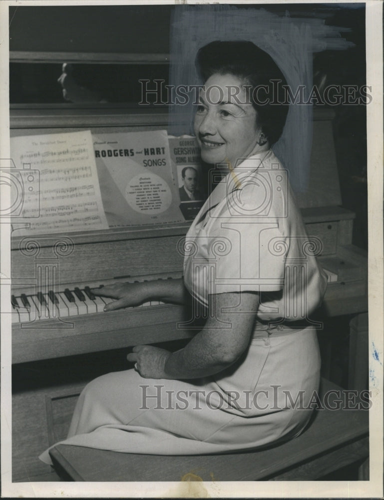 1955 Press Photo Mrs. Emanuel Perlmutter at Piano - Historic Images