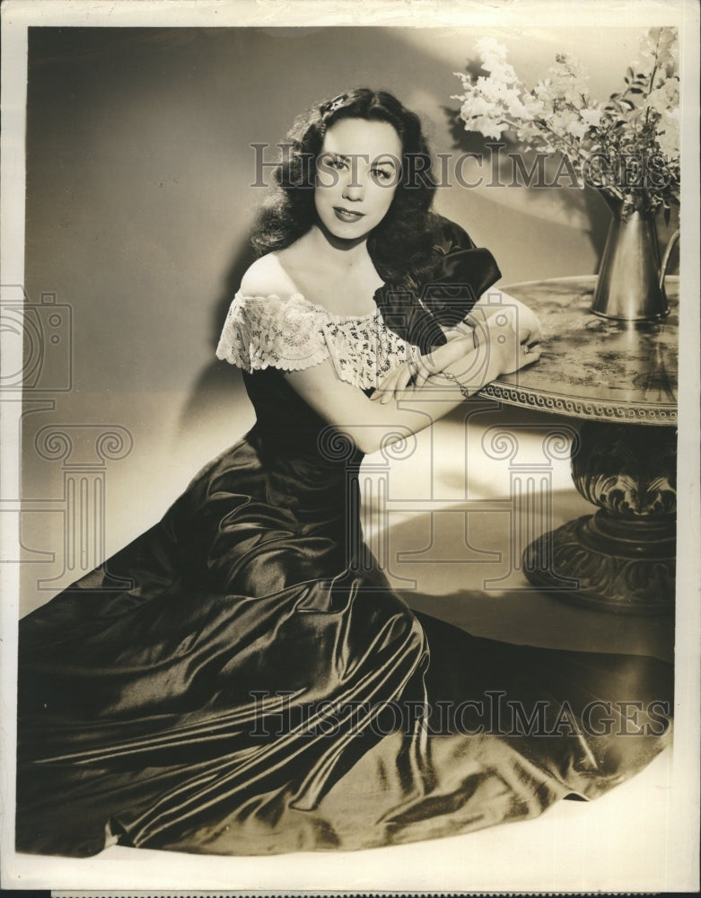 1945 Press Photo Soprano Singer Patrice Munsel from CBS &quot;Family Hour&quot; - Historic Images