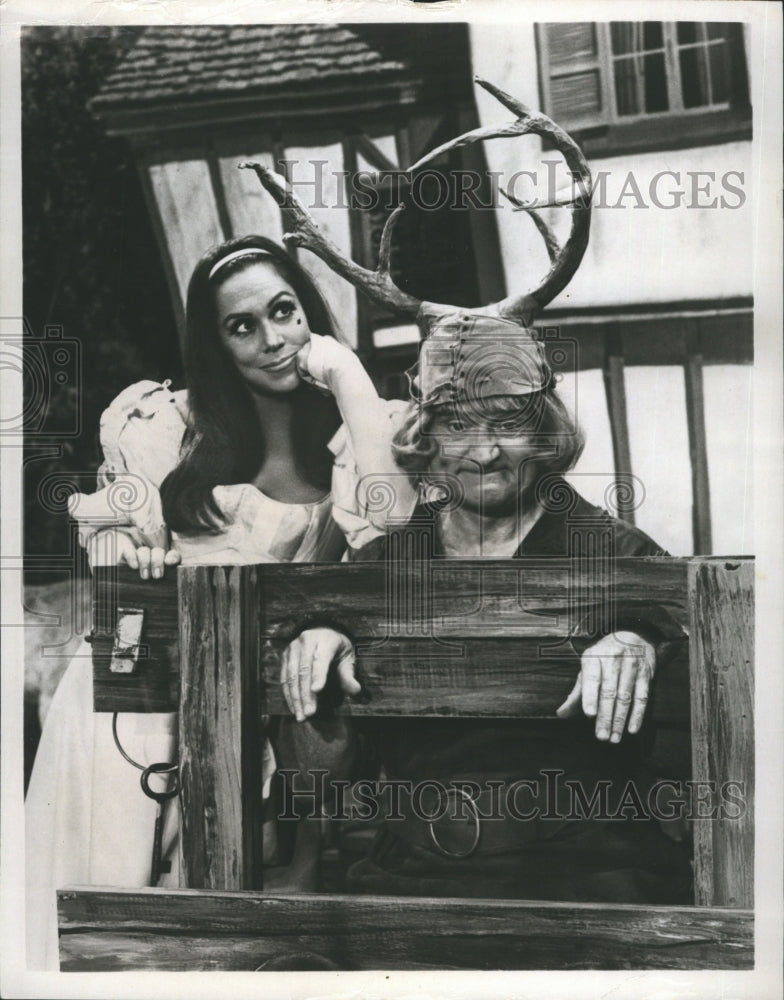 Press Photo Red Skelton &amp; Soprano Singer Patrice Munsel CBS - RSH39817 - Historic Images