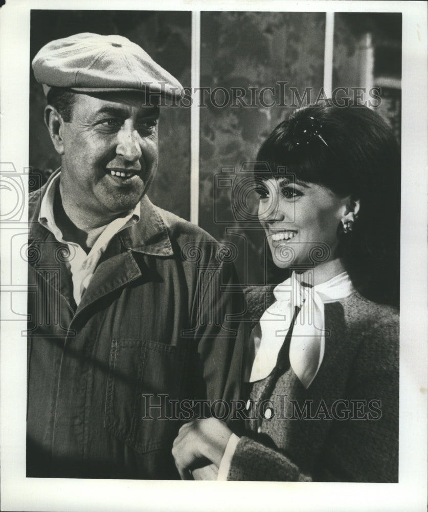 1969 Press Photo Actors Jules Munshin & Marlo Thomas on "That Girl" ABC TV - Historic Images