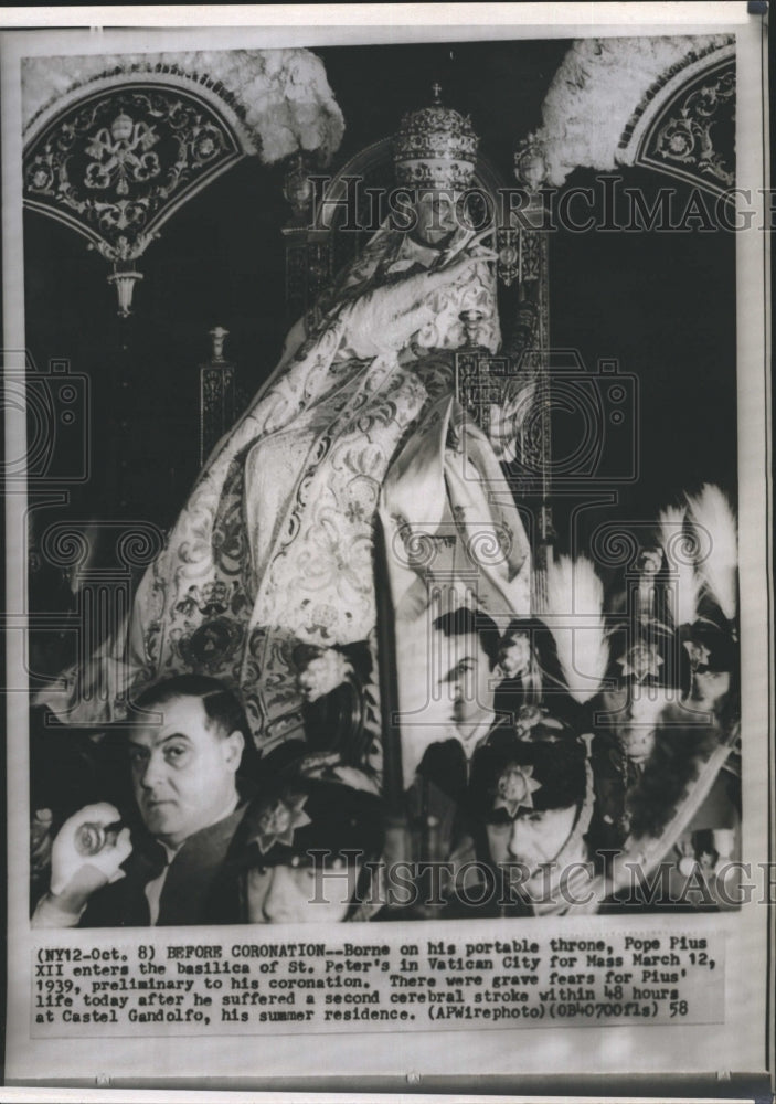 1958 Press Photo Pope Pius XII enters Basilica of St.Peter. - Historic Images