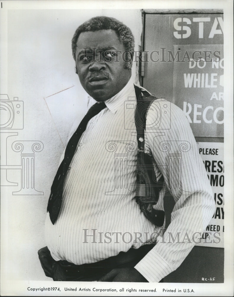 1975 Press Photo Yaphet Kotto in United Artists&#39; &quot;Report to the Commissioner&quot; - Historic Images