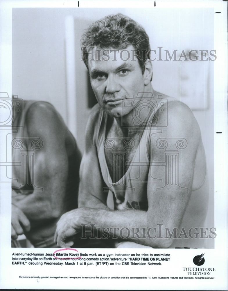 1989 Press Photo Actor Martin Kove on &quot;Hard Time on Planet Earth&quot; CBS TV - Historic Images