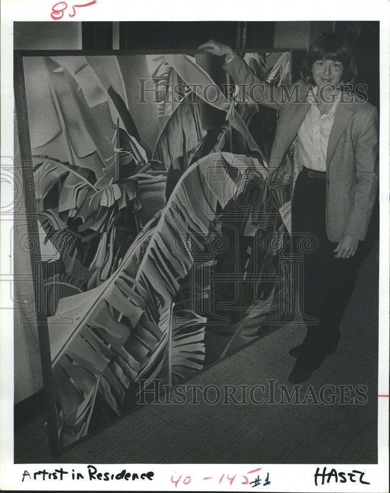 1982 Press Photo Karen Kuykendall Artist with her Painting. - Historic Images