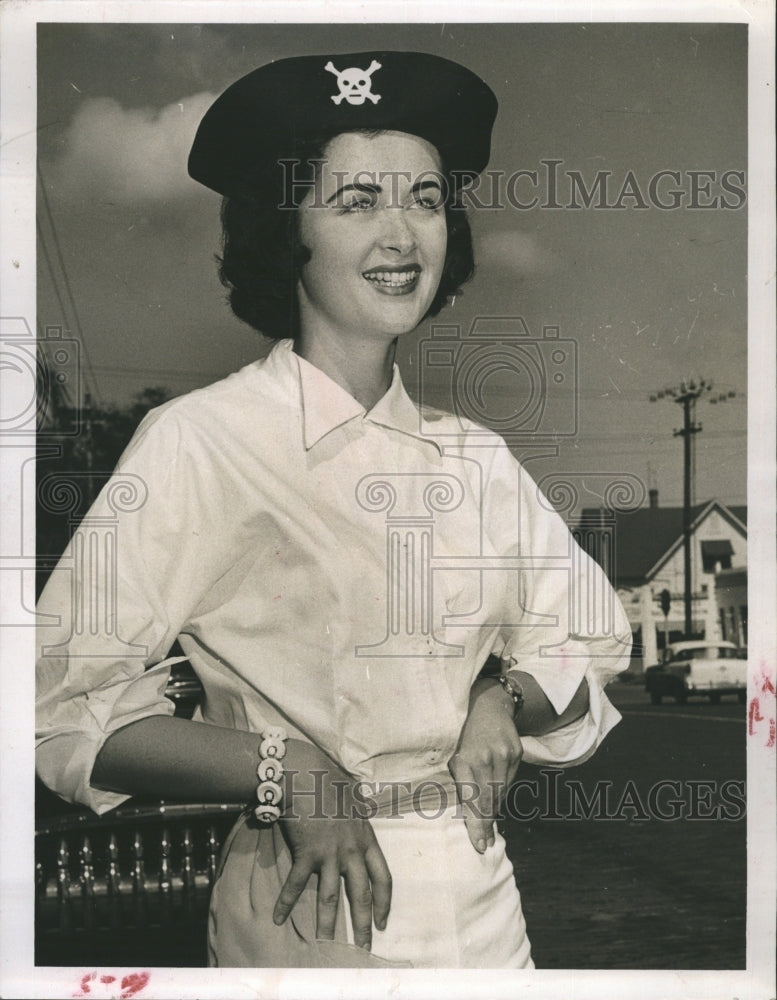1957 Press Photo Actress Lori Nelson Wearing Pirate Hat - Historic Images