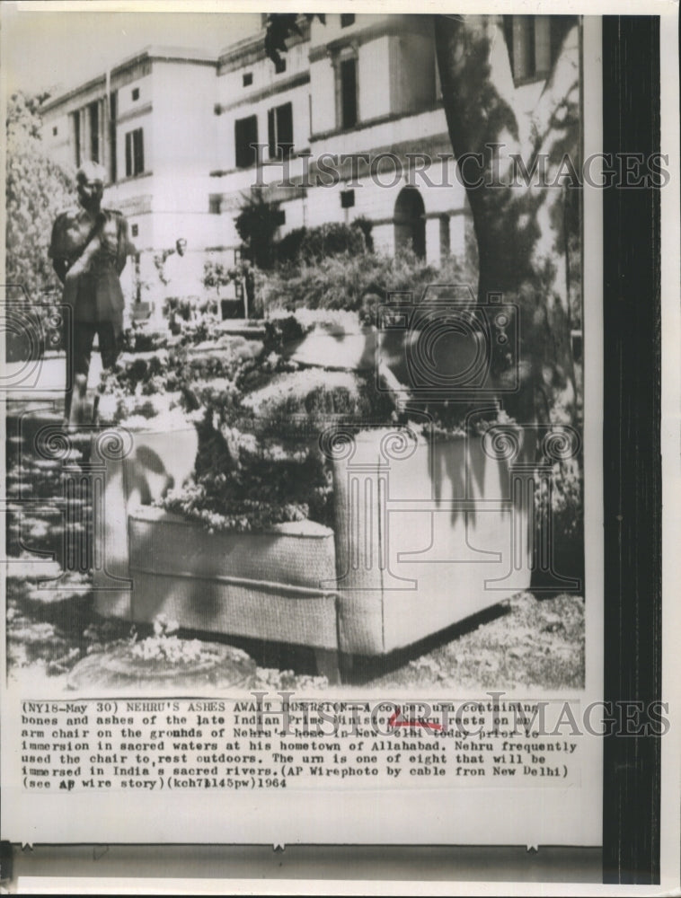 1964 Press Photo Nehru's Ashes awaiting ceremony in Allahabad. - Historic Images
