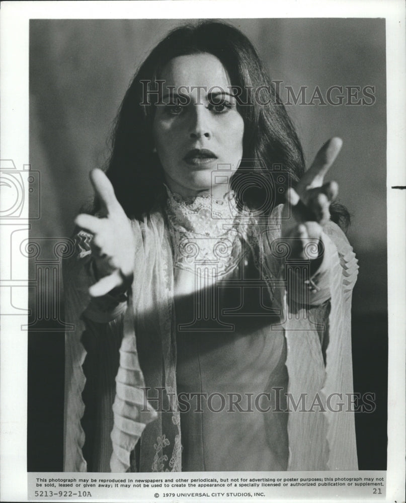 1979 Press Photo Kate Nelligan awaits her lover Count Dracula in&quot;Dracula&quot; - Historic Images