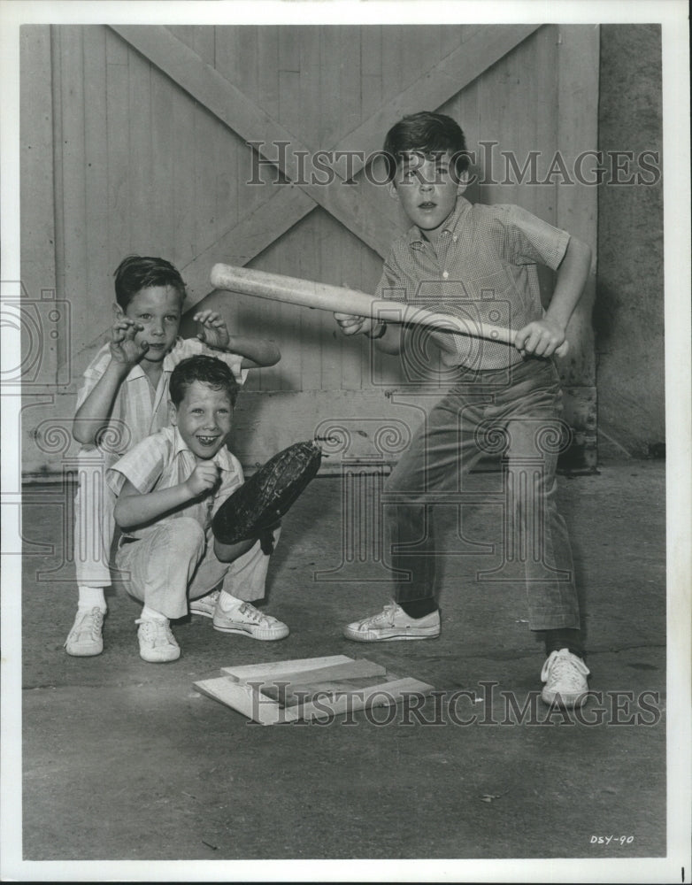 1968 Press Photo Brian Nash and Twins Jeff &amp; Joe Fithian are the children on - Historic Images