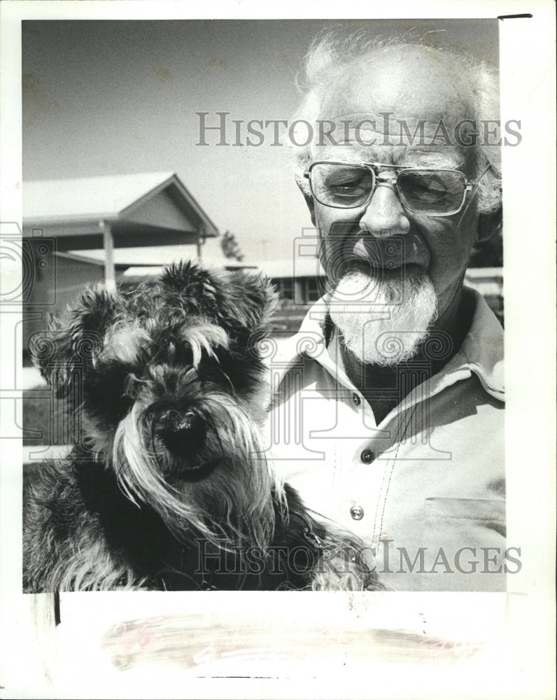 1980 Press Photo Elwood Prosser and pet Fritz. - RSH40389 - Historic Images