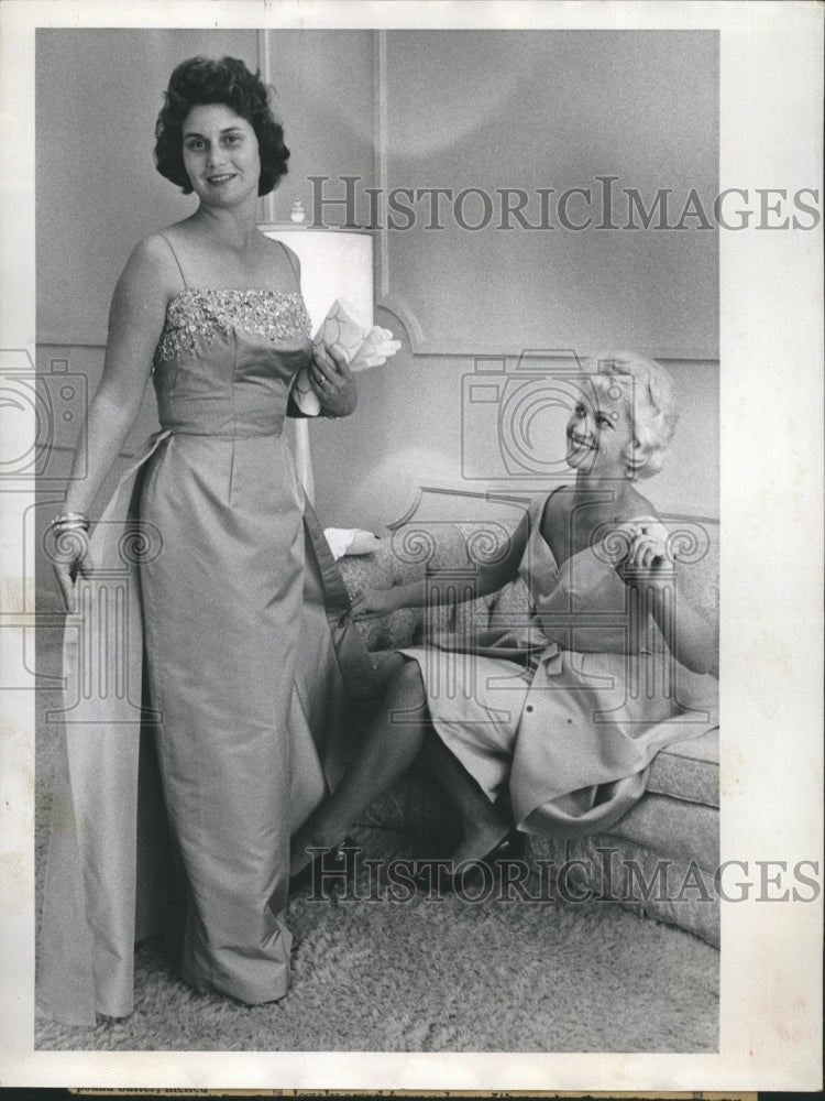 1961 Press Photo Mrs.Edwar Proefke and Hugh Wiley Member of Gamma Psi Chapter. - Historic Images