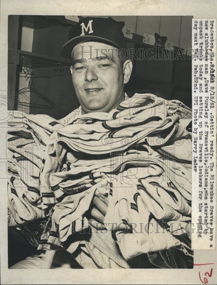 1961 Press Photo Dave Pursley unpack trunks. - Historic Images