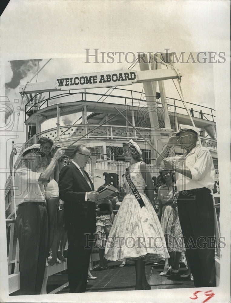 1959 Press Photo Miss Nancy Purvis Miss Florida presented a captains award. - Historic Images