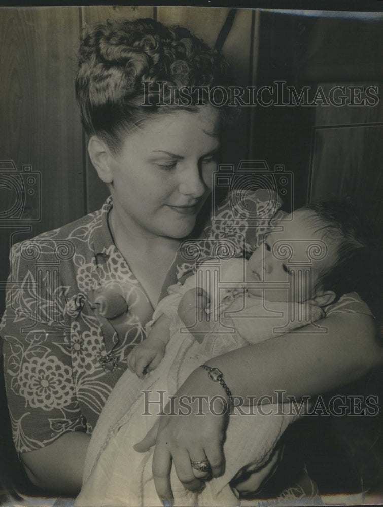 1943 Press Photo John Raymond Munholland and his mother - Historic Images