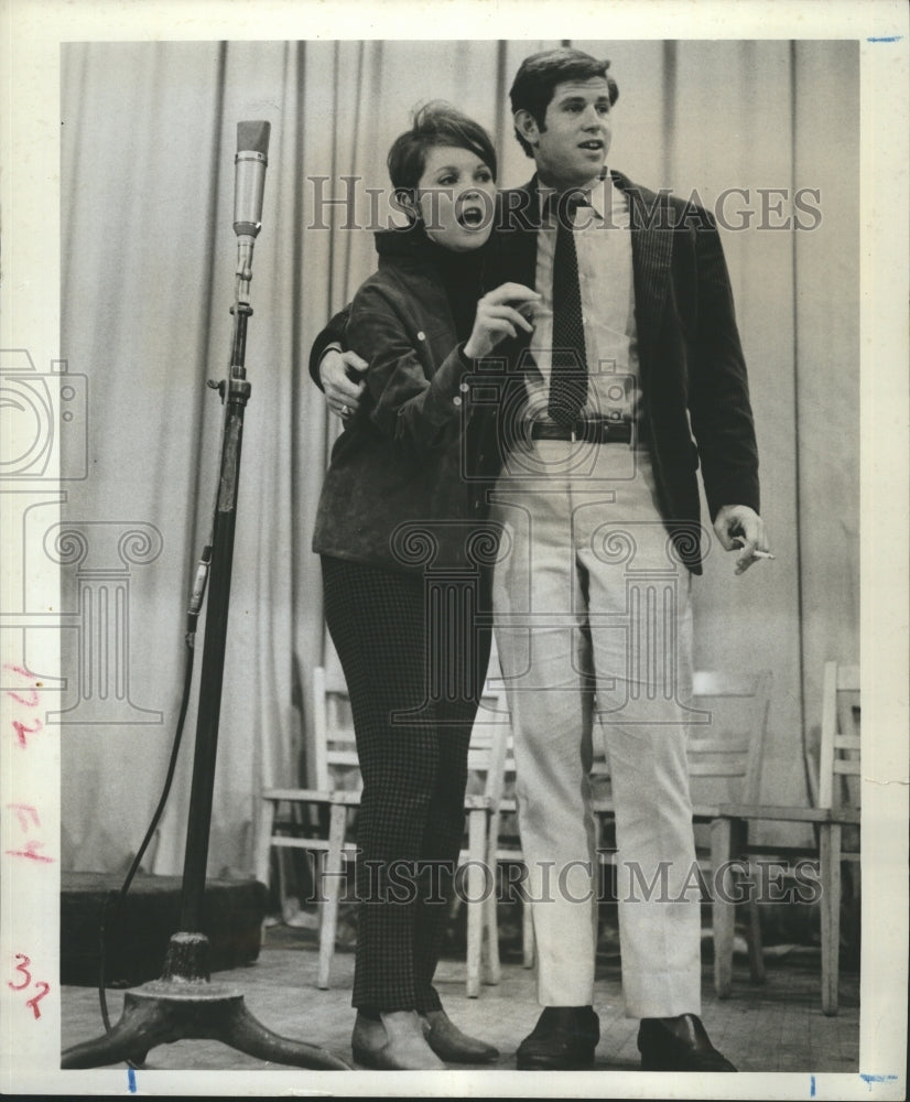 1958 Press Photo Marlyn Mason and Tony Roberts in recording session. - Historic Images