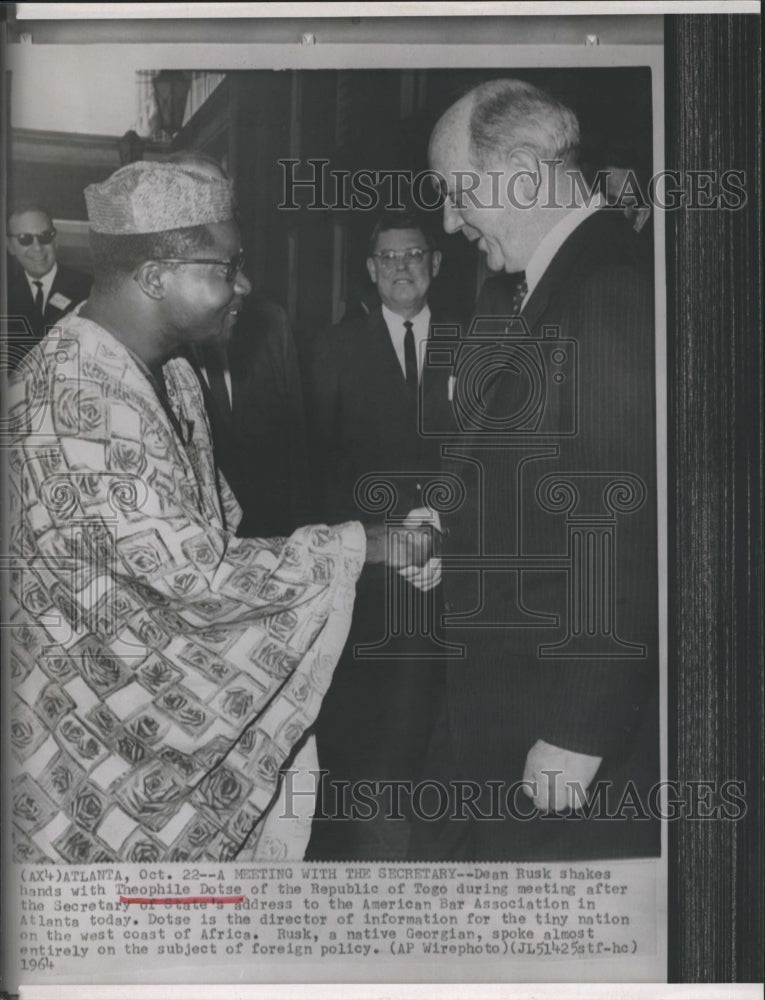 1964 Press Photo Politician Dean Rusk shakes hands with Theophile Dotse - Historic Images