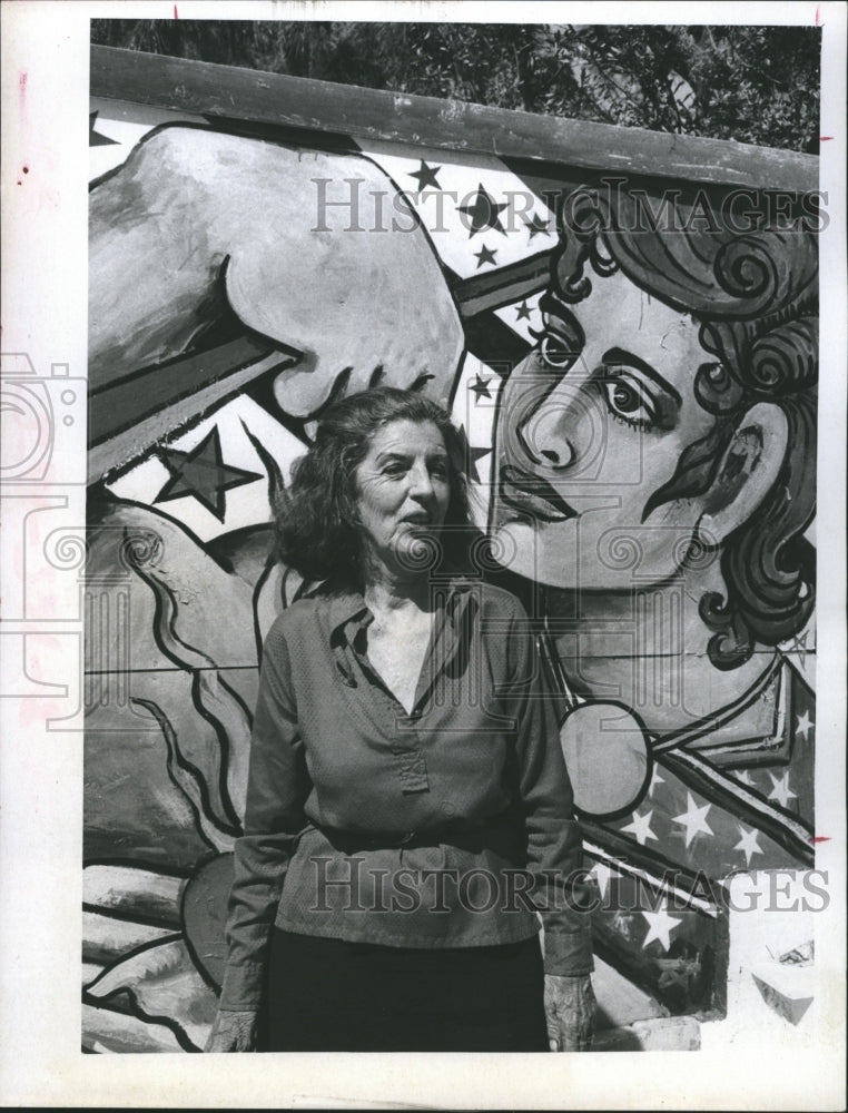 1972 Press Photo Irene Douglas Stands In Front Of Her Colorful Mural - Historic Images